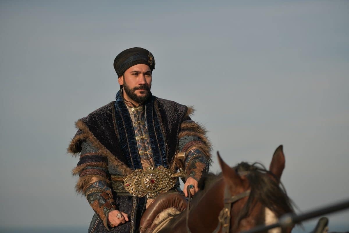 Lord Guy’un başarısızlığı Kral Amalrik’i öfkelendirir ve hayal kırıklığına uğratır. Emir Yaruki, esir düşen diğer beyleri kurtarmak isterken Kerek Kontu Chatillon’un eline düşer. Kerek Kontu Chatillon, bir muhbirin varlığından şüphelenir. Onlara gizli tünelin yerini söyleyen kişinin Mila olduğu ortaya çıkacak mı?