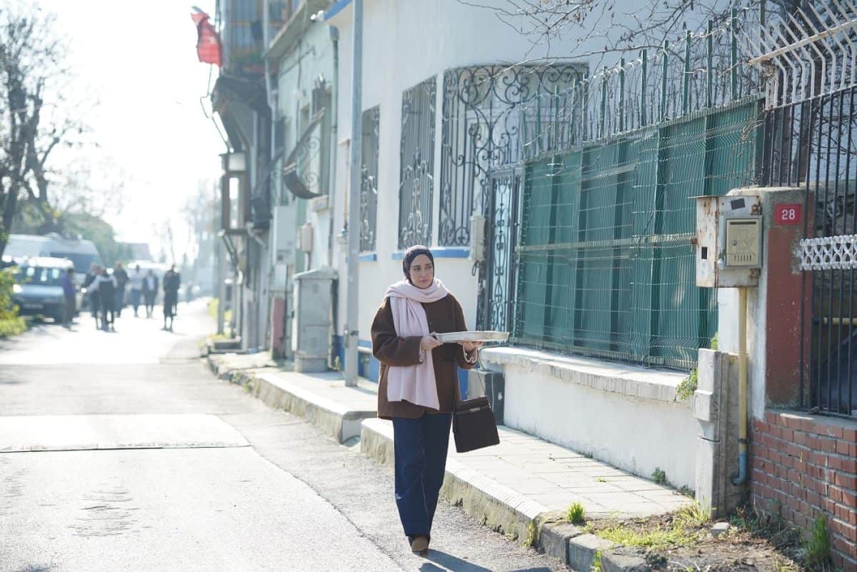 Asude hayatından memnundur. Ancak Firaz’ın, Nursema’ya ilgisi olduğunu duyunca küplere biner. Firaz hislerini annesine açtığına çoktan pişman olmuştur bile.